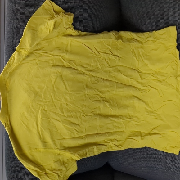 Hollister Yellow V-Neck T-Shirt Medium - Picture 4 of 4